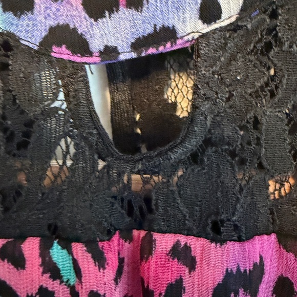 Vibrant Leopard Print Kids Dress with Lace Detail - Picture 4 of 10